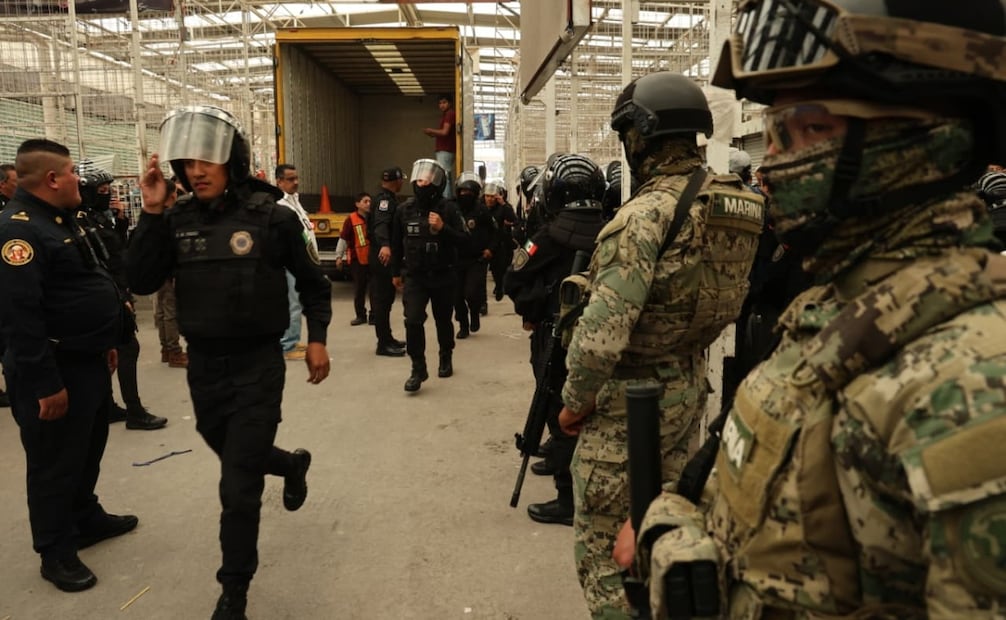 Aseguran mercancía deportiva pirata en operativo en Tepito previo al Mundial 2026. Foto: Luis Camacho / EL UNIVERSAL