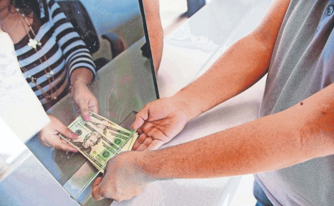 El dólar al menudeo terminó el viernes en 20.68 pesos a la venta, 20 centavos por debajo del cierre de la semana anterior. Archivo El Universal