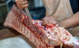 Condenan a 10 años de cárcel a carnicero por venta de cerdo en Irak; fue detenido con 75 kilos de carne