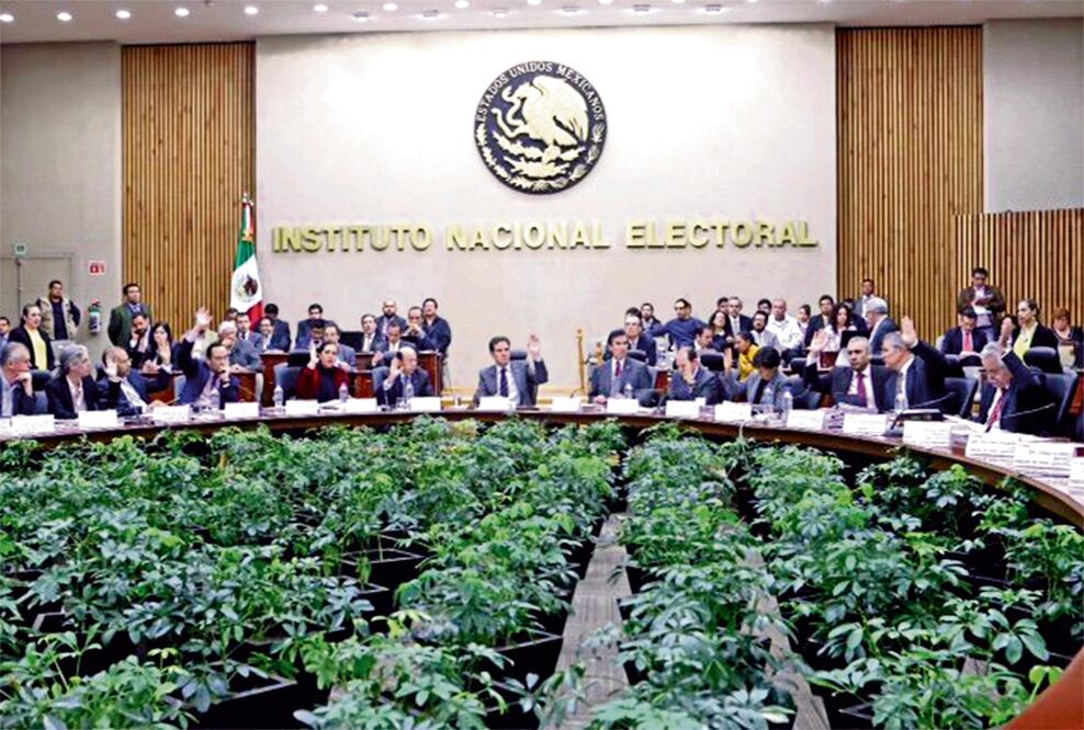 El Instituto Nacional Electoral, encabezado por Lorenzo Córdova, también garantizó el servicio de combustible por medio de tarjetas electrónicas (ARCHIVO EL UNIVERSAL)