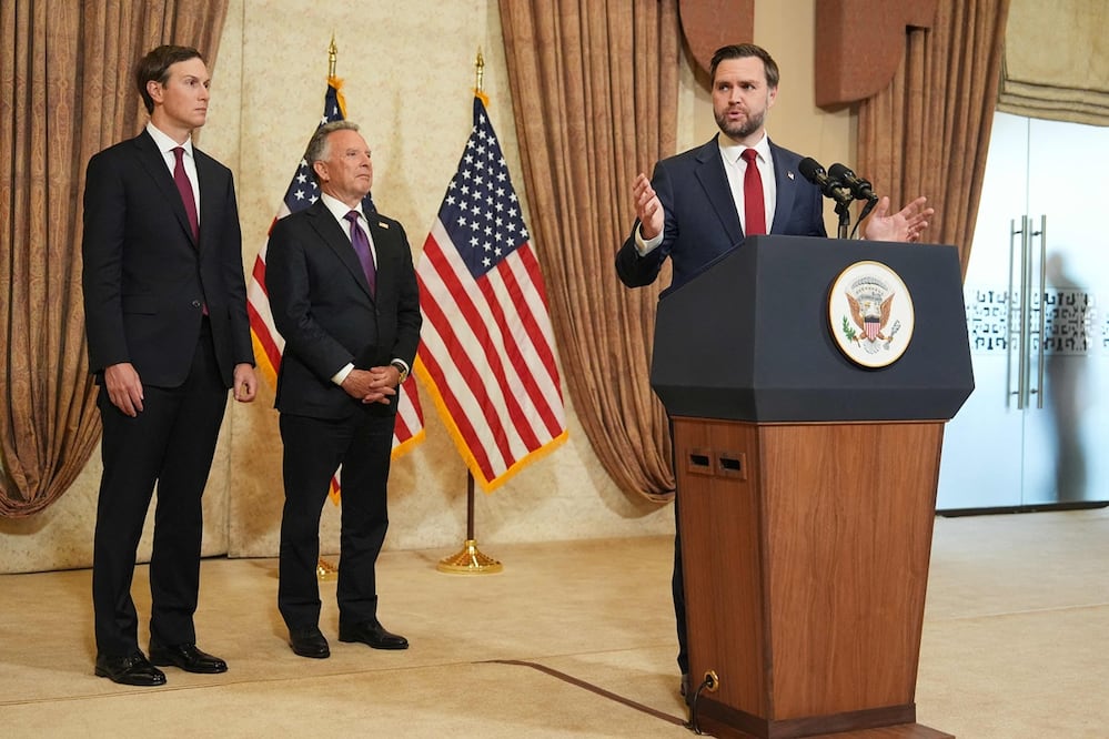 El vicepresidente JD Vance (der.), durante una conferencia de prensa tras reunirse con representantes de Paquistán e Irán en Islamabad. A la izquierda, Jared Kushner, yerno del presidente Donald Trump. y el enviado especial Steve Witkoff. Foto: AFP
