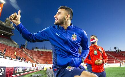 Alexis Vega reacciona al curioso regalo de aficionado en Tijuana