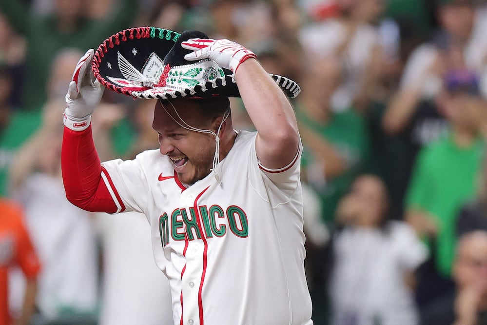 Kirk festeja el triunfo de México / Foto: AFP