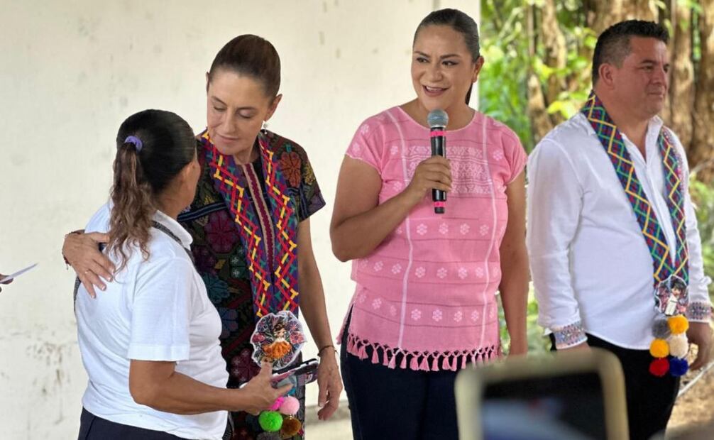 Ariadna Montiel entrega tarjetas de Pensión Mujeres Bienestar en Ometepec, Guerrero, este 24 de agosto de 2025. Foto: Especial