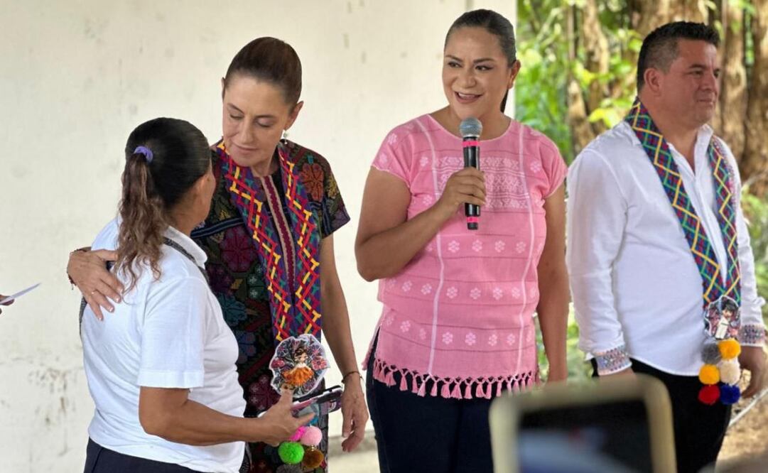 Ariadna Montiel entrega tarjetas de Pensión Mujeres Bienestar en Ometepec, Guerrero, este 24 de agosto de 2025. Foto: Especial