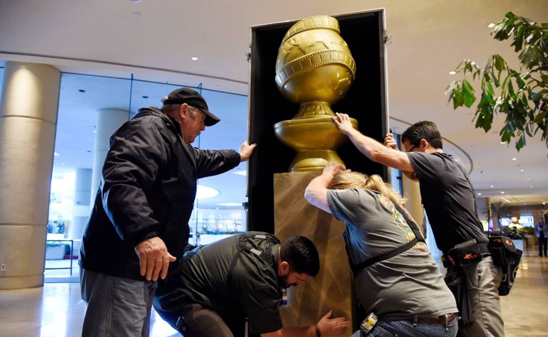 Trabajadores colocan una estatua de los Globos de Oro en un día de preparativos para la 73a entrega anual de los Globos de Oro en el hotel Beverly Hilton. (FOTO: AP)