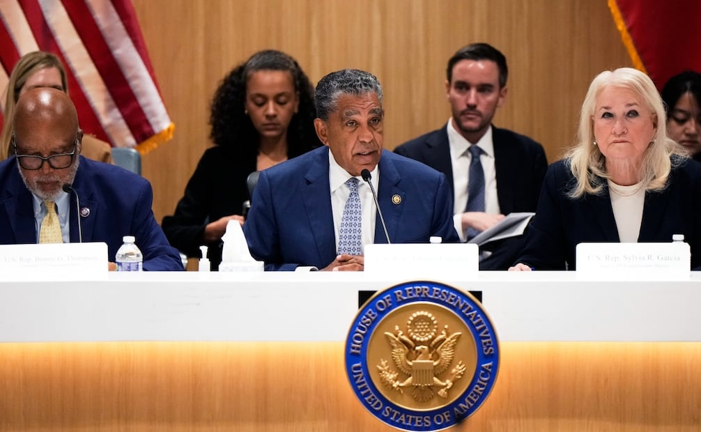 El congresista Adriano Espaillat participa en un foro de supervisión sobre la muerte de Lorenzo Salgado Araujo, quien murió tras recibir disparos de un agente de ICE en Houston (24/07/2026). Foto: AP