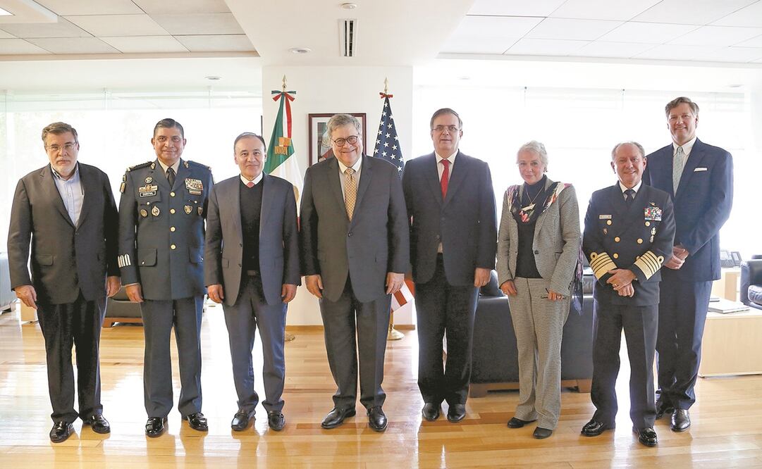 El fiscal estadounidense William Barr es flanqueado en la foto por Alfonso Durazo, titular de la SSPC, y por el canciller Marcelo Ebrard Casaubon, entre otros funcionarios de México y EU, tras la reunión que sostuvieron ayer. Foto: ESPECIAL