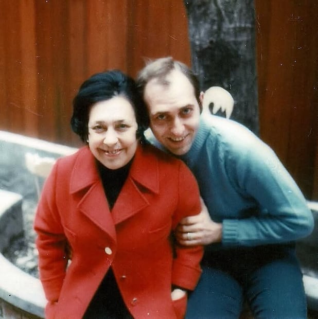 El productor discográfico Gregor Benko, fallecido el pasado 13 de agosto, fue conocido por impulsar la creación de la Biblioteca Internacional de Piano. En la imagen, con la pianista española Alicia de Larrocha. Imagen tomada de la página oficial de Facebook de Alicia de Larrocha.