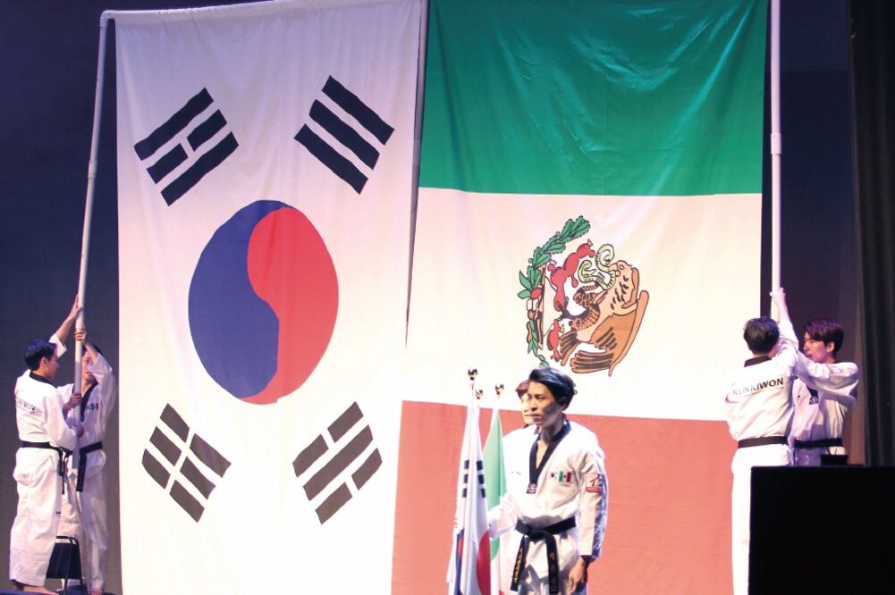 INFINITE interpretó dos canciones: “Back ” y “Bad” (AGUSTÍN SALINAS. EL UNIVERSAL)