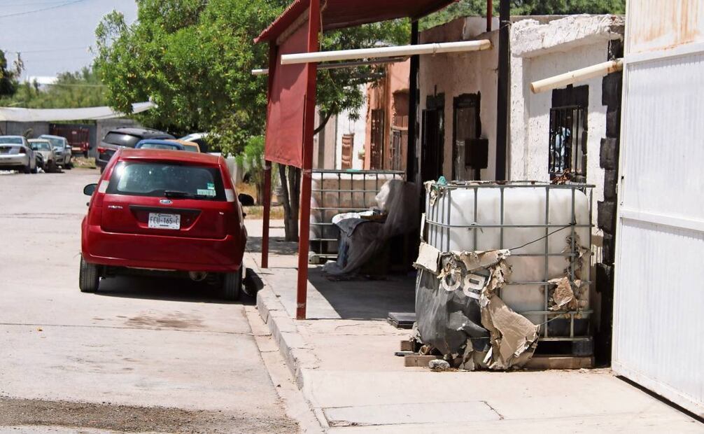En las fachadas de las viviendas de Torreón es común la presencia de
tambos y tinas para rellenar con agua. Foto: Francisco Rodríguez / EL UNIVERSAL
