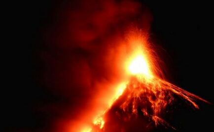 Volcán de fuego en Guatemala entra de nuevo en erupción