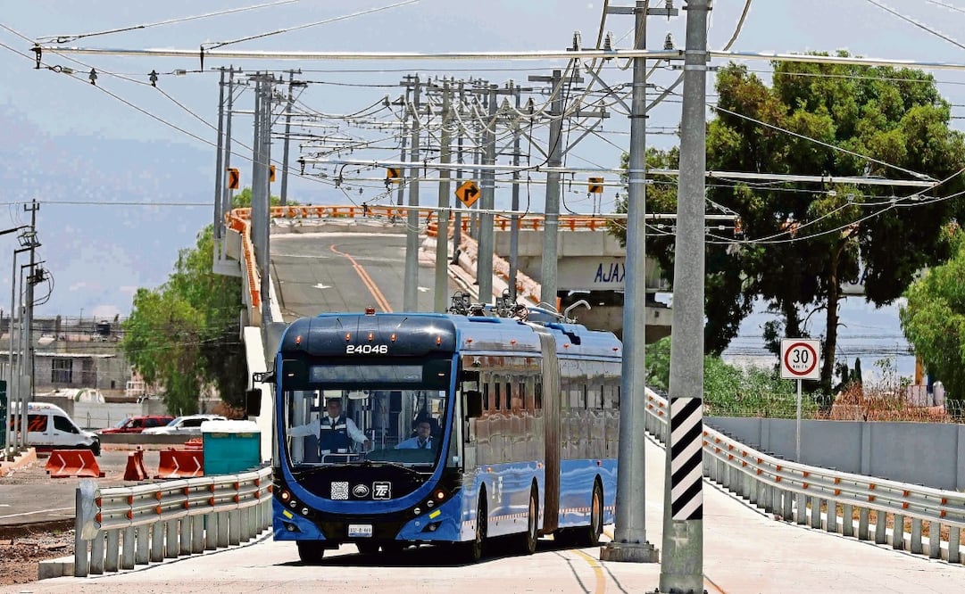 Las unidades del Trolebús Santa Martha-Chalco circulan por una vía alterna, debido a que en avenida Solidaridad se realizan obras hidráulicas. Foto: Diego Simón / EL UNIVERSAL