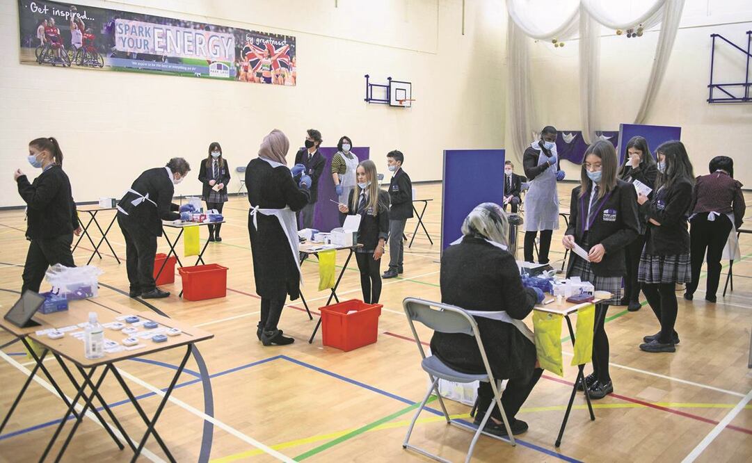 Personal escolar realiza pruebas rápidas de antígeno a estudiantes, en Halifax, noroeste de Inglaterra, el 4 de enero. Foto: Oli Scarff/ AFP.