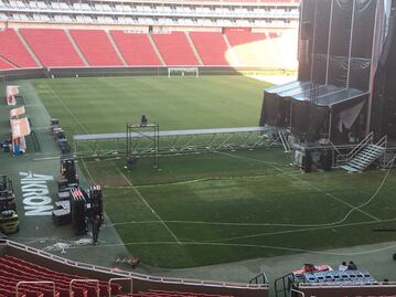 Campo de Chivas en malas condiciones para partido de futbol