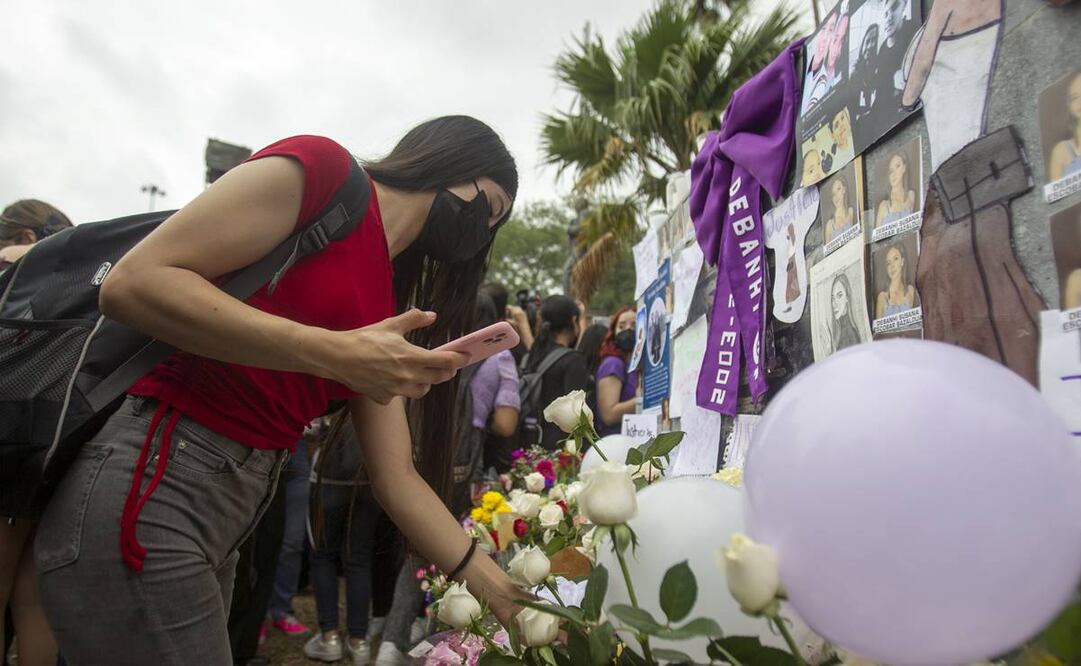 Compañeras de estudios y familiares rinden homenaje a la joven Debanhi Escobar. Foto: Gabriela Pérez/EFE