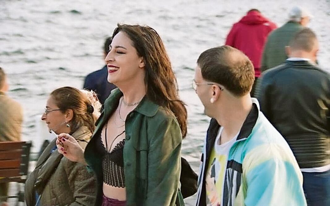 Caminos cruzados marca el debut de la actriz trans Deniz Dumanli en el cine.