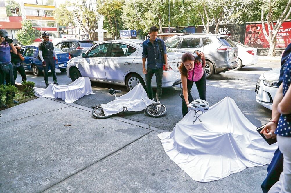 En el cruce de Thiers y Darwin, colonia Anzures, manifestantes colocaron sus bicicletas en el pavimento y las cubrieron con una sábana blanca. / DIEGO SIMÓN SÁNCHEZ. EL UNIVERSAL