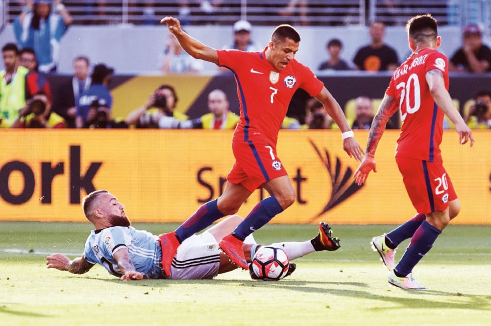 Aunque Messi no jugó, el equipo fue a festejar los goles con él a la banca (KELLEY L COX. USA TODAY SPORTS)