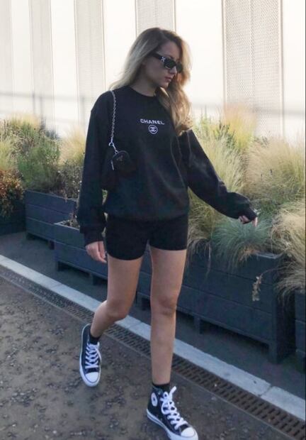 Cómo vestir de negro sin morir del calor en verano