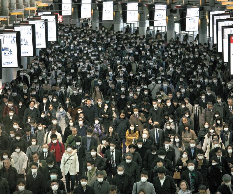 Una multitud con máscaras se alista para viajar en la estación de Shinagawa, Tokio. El gobierno japonés afirma que las próximas dos semanas son cruciales para contener la epidemia. Foto: JAE C. HONG. AP