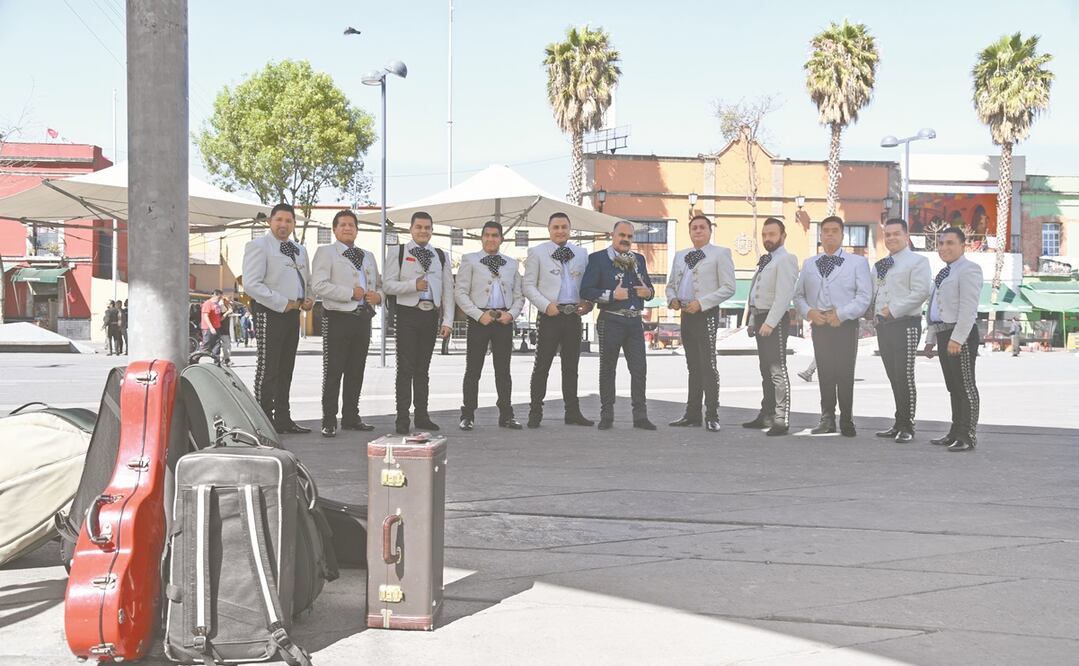 En una tarde soleada, los grupos de mariachis se juntanen la Plaza Garibaldi. Debido a la situación actual, los músicos consideran que habrá poca gente, porque aún tienen miedo de salir a festejar, pese al cambio a semáforo naranja. Fotos: HUGO GARCÍA