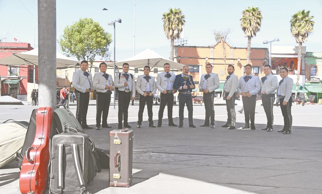 En una tarde soleada, los grupos de mariachis se juntanen la Plaza Garibaldi. Debido a la situación actual, los músicos consideran que habrá poca gente, porque aún tienen miedo de salir a festejar, pese al cambio a semáforo naranja. Fotos: HUGO GARCÍA