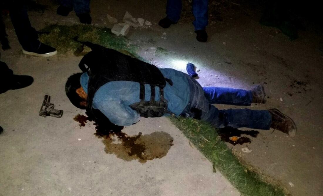 En la imagen, con chaleco antibalas y el arma a un lado, el hombre que en el video se ve disparando en contra de los militares y que mató al menos a uno. (ESPECIAL)