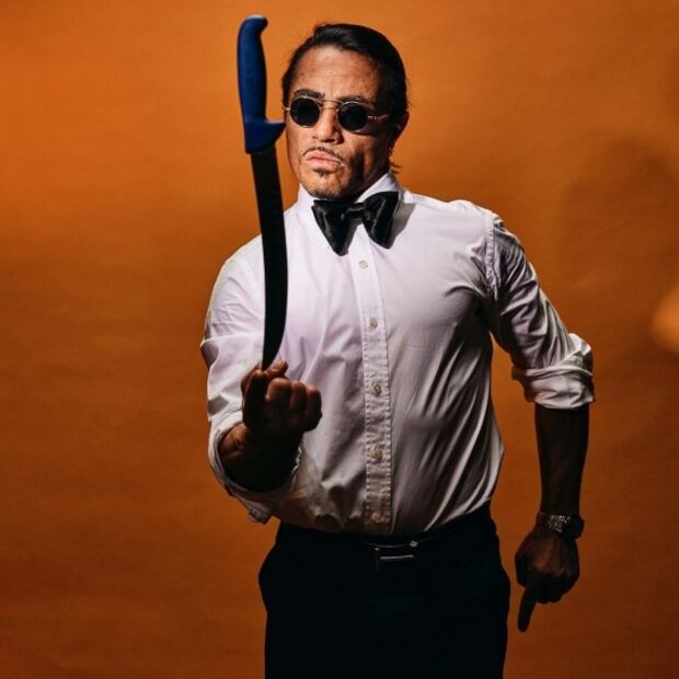 La técnica de Salt Bae para lavar los platos