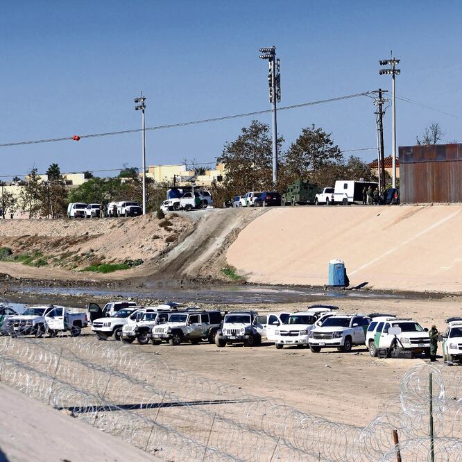 Trabajadores refuerzan las barreras de alambres de acero a lo largo de la frontera, en la ciudad de Tijuana. El gobierno de EU advirtió que volverá a utilizar gas lacrimógeno contra los migrantes si estos atacan a los agentes fronterizos. (A. ZEPEDA/EFE)