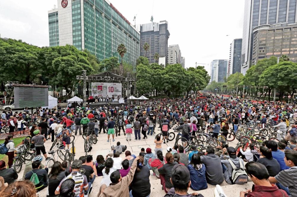 El gobierno capitalino sorteó desde equipo de seguridad hasta bicicletas a los participantes del paseo dominical, como parte de los festejos de un año más del programa ciclista (ALEJANDRO ACOSTA. EL UNIVERSAL)