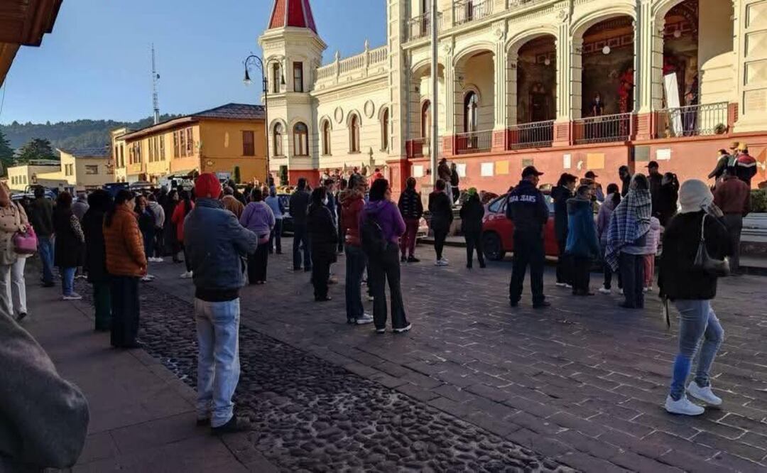 Vecinos de El Oro amarran a funcionarios por crisis en recolección de basura. Foto: Especial