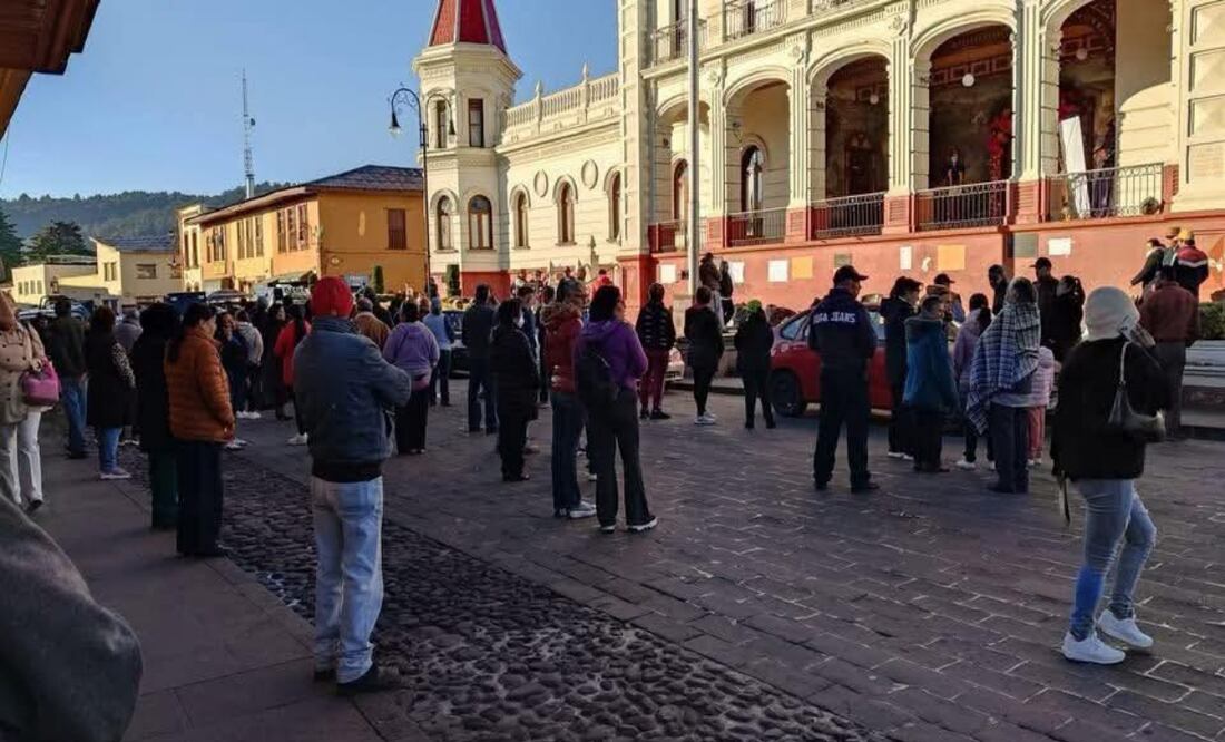 Vecinos de El Oro amarran a funcionarios por crisis en recolección de basura. Foto: Especial
