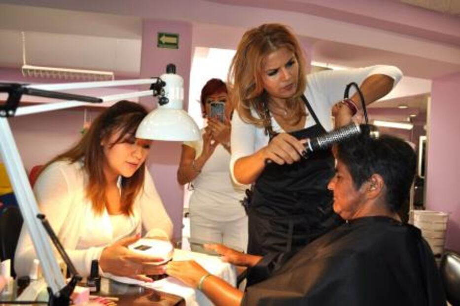 El peluquero que regala cortes a víctimas de violencia