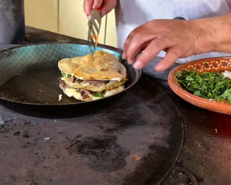 El bistec bien dorado en manteca aporta sabor y textura a las gringas. Foto: YouTube "De Mi Rancho a Tu Cocina"