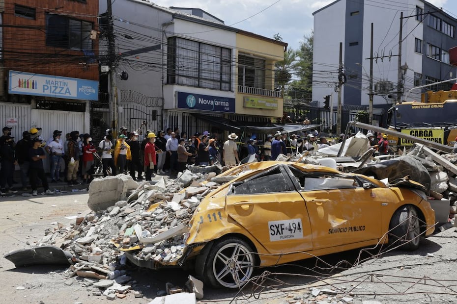 Un vehículo aplastado por los escombros de un edificio en Pereira, tras el terremoto del lunes. FOTO: CARLOS ORTEGA. EFE