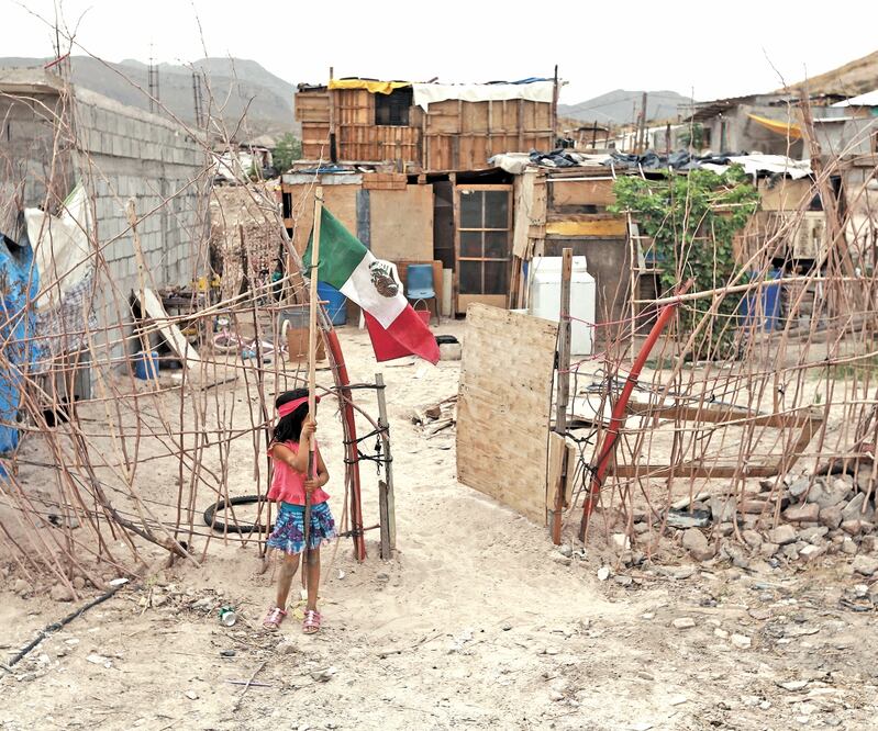 Humberto, su esposa y dos hijas pequeñas viven a 10 metros de un basurero. CHRISTIAN TORRES. EL UNIVERSAL