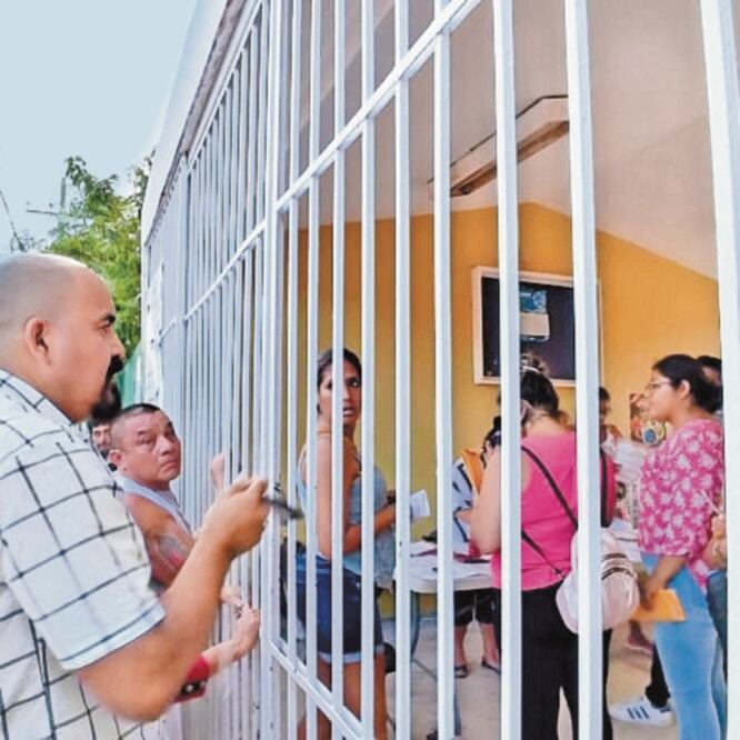 Personal de la FEPADE arribó a la casilla 643 del Distrito 8 en Cancún para indagar sobre el robo de 537 boletas electorales. La presidenta de la casilla renunció. ADRIANA VARILLA. EL UNIVERSAL