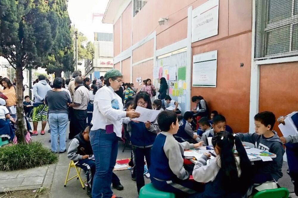 Desde las 8 de la mañana los alumnos tomaron clases en la vía pública impartidas por sus profesores, quienes fueron cesados (TERESA MORENO. EL UNIVERSAL)