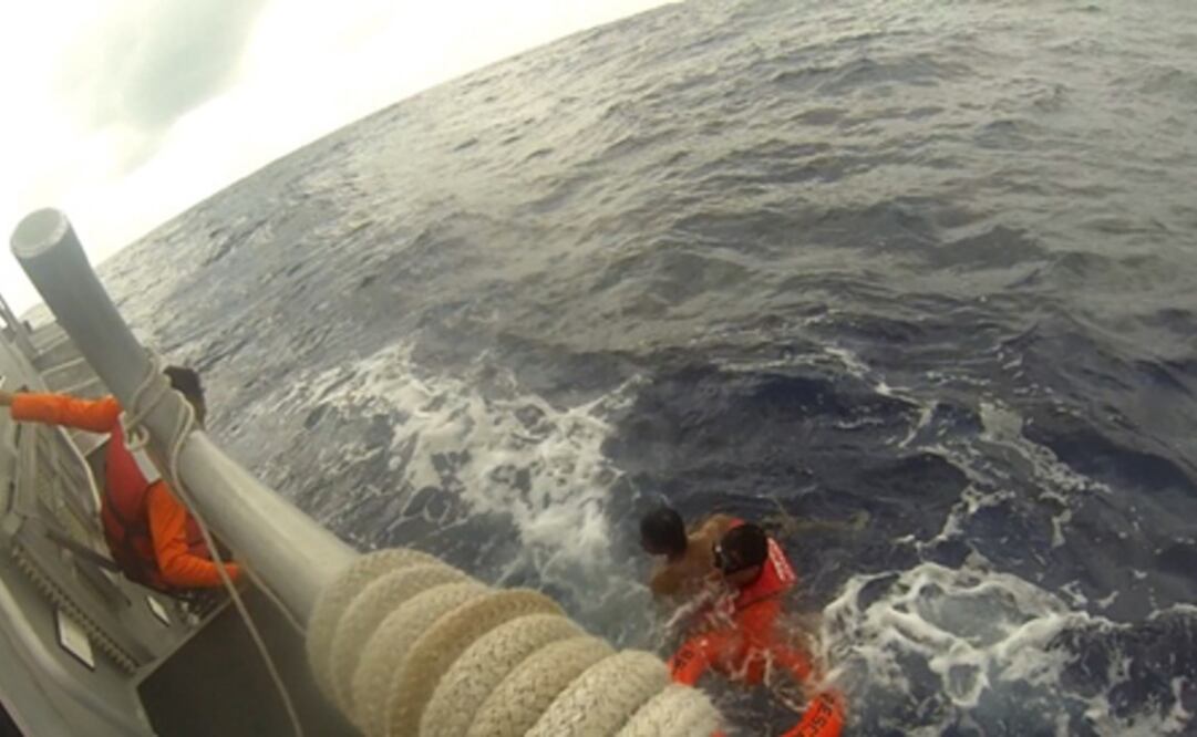 Elementos de la Semar rescataron a una persona en mar abierto. Foto: Especial