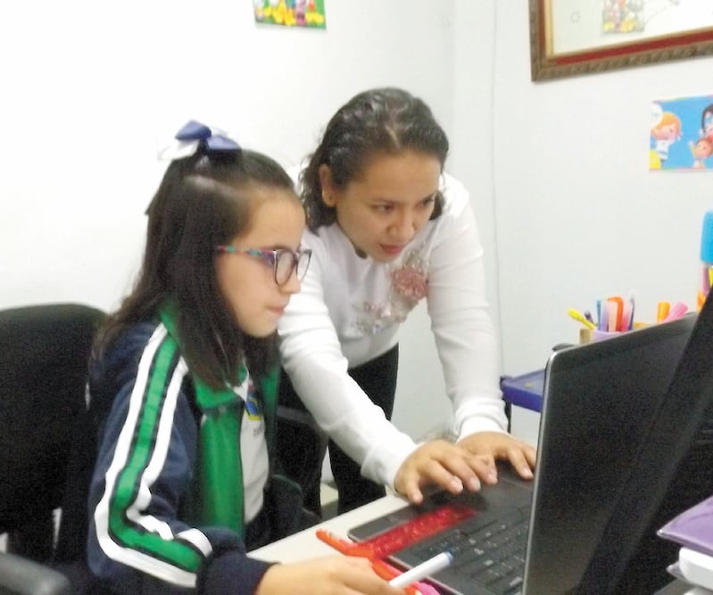 Kenia Hernández inició ayer el cuarto año de primaria, para lo cual se levantó muy temprano y, aunque no iba a acudir a la escuela, se puso su uniforme para intentar mantener la misma rutina que ha llevado en años anteriores. FOTOS: SUSANA ZAVALA