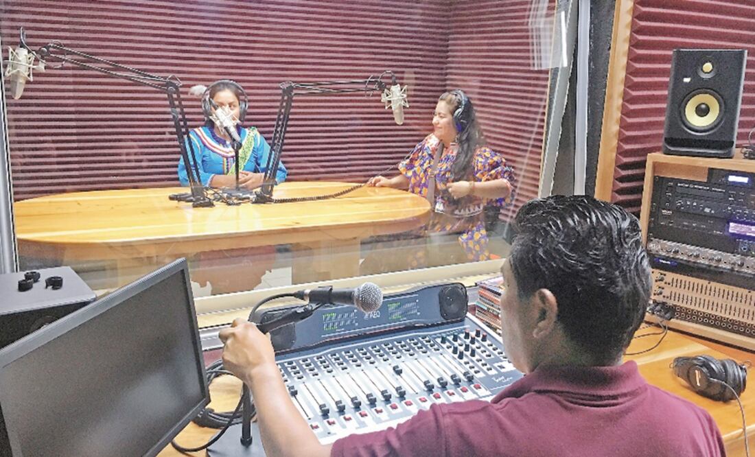 At least 22 radio stations are translating COVID-19-related contents - Photo: File photo/EL UNIVERSAL