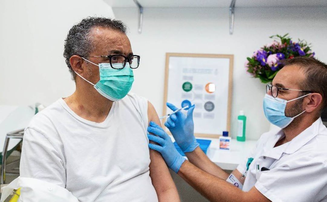 El director general de la Organización Mundial de la Salud recibió hoy la vacuna contra el Covid-19. Foto: Twitter