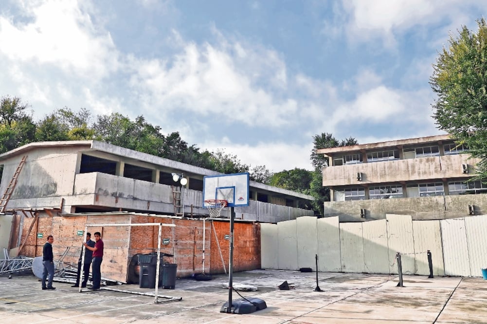 En algunas ocasiones las primeras aulas prefabricadas se inundaron, se hincharon y se llenaron de cucarachas y chinches, debido a las fuertes lluvias. Incluso por las condiciones de humedad varios alumnos se han enfermado (CRISTOPHER ROGEL. EL UNIVERSAL)