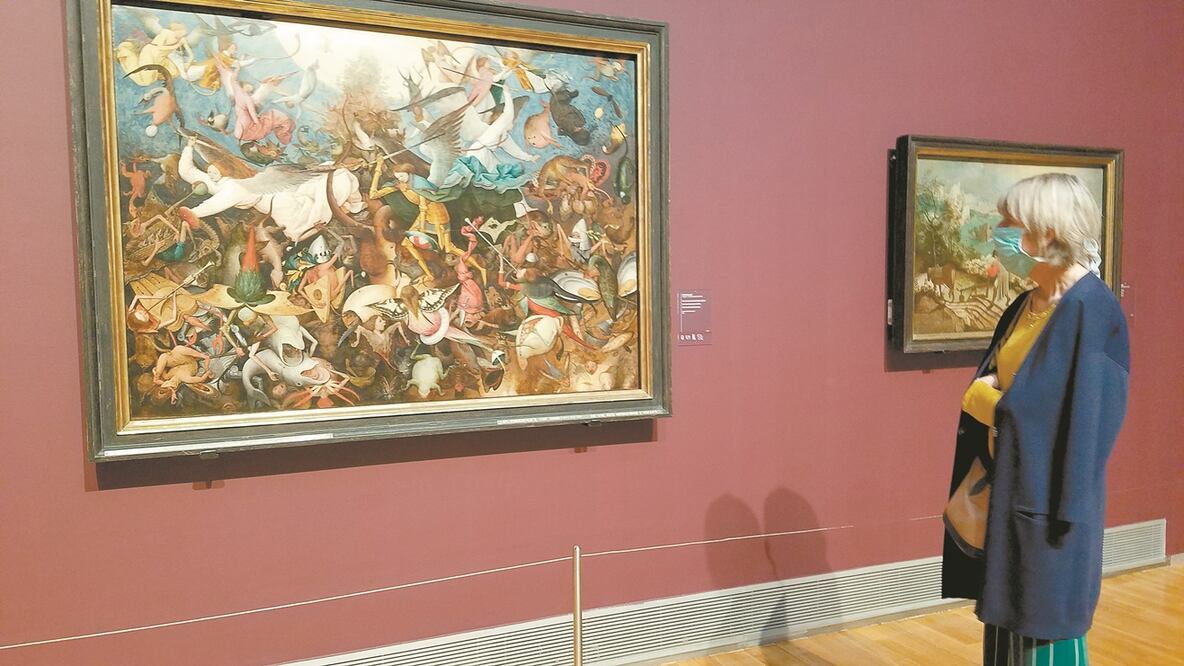 Una visitante, con tapabocas, mira la obra de Pieter Brueghel en el Museo OldM a sters. Foto: INDER BUGARIN. EL UNIVERSAL
