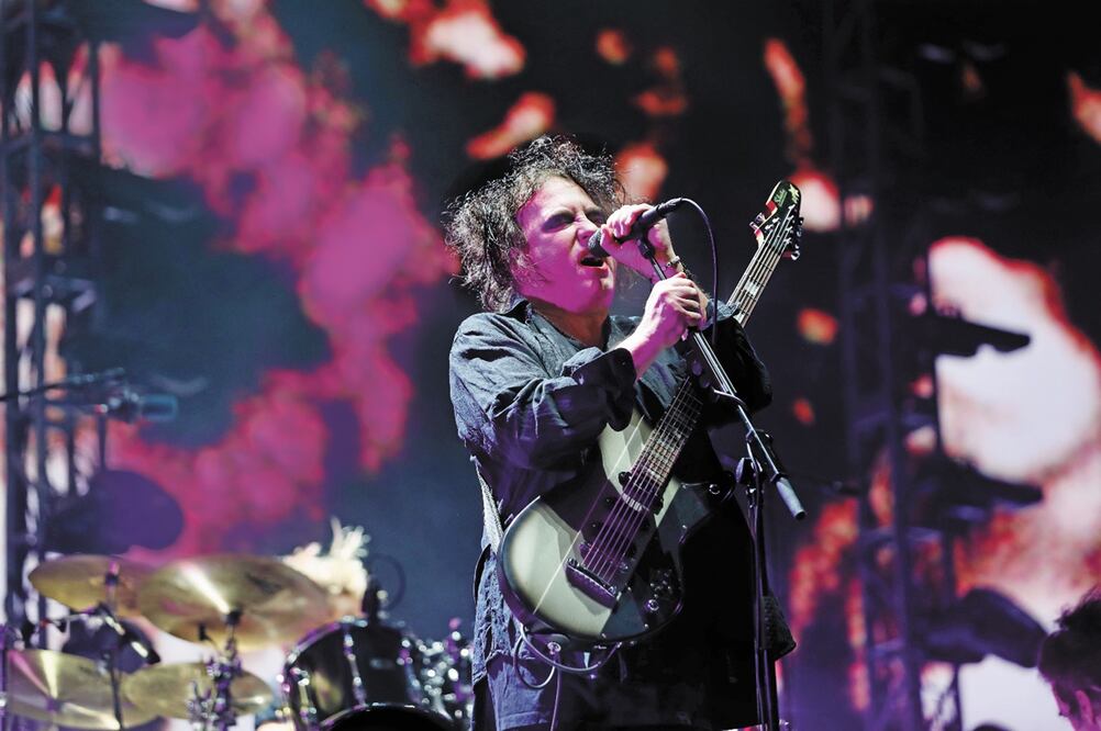 Robert Smith interpretando uno de los éxitos de The Cure. Foto: El Universal, archivo