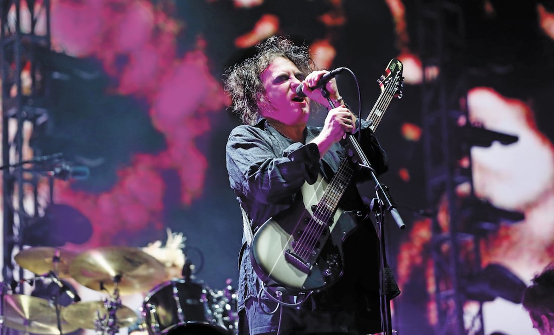 Robert Smith interpretando uno de los éxitos de The Cure. Foto: El Universal, archivo