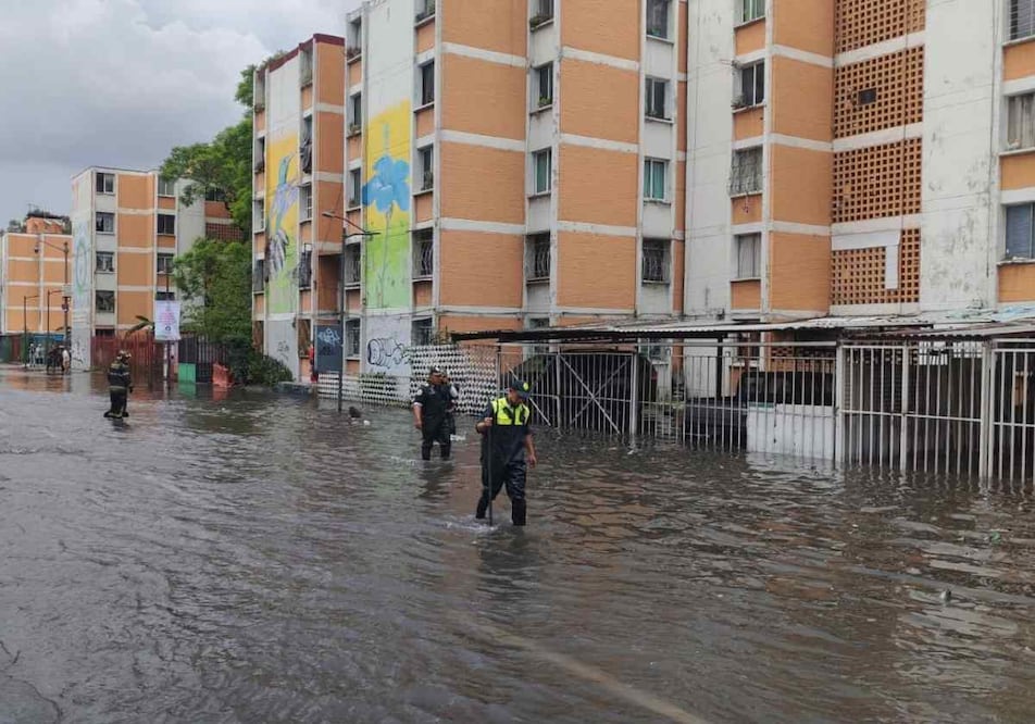 Se registró una fuga de agua entre Periférico y Revolución Social, en la alcaldía Iztapalapa. Foto: Especial