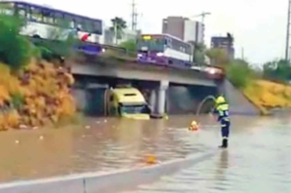 Unidades de Jaguares atendieron el reporte de gente atrapada en sus vehículos en Santa Bárbara y Díaz Ordaz; rescataron a tres personas con bien. (TOMADA DE VIDEO PC DE MONTERREY)