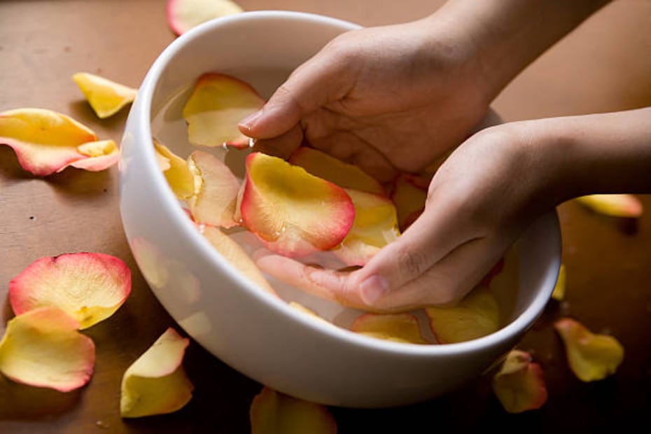 El agua de rosas tiene propiedades antiinflamatorias, antioxidantes, de antienvejecimiento y repara la piel. Foto: Unsplash